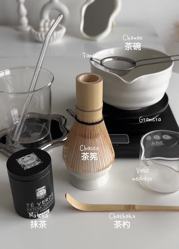 Implementos para preparar matcha: chawan, chasen, chashaku, tamiz, gramera y vaso medidor