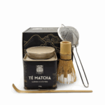 Set de ceremonia matcha grado ceremonial de Garuda Teas con 200g de té, batidor chasen de bambú, cuchara chashaku y tamizador de acero.